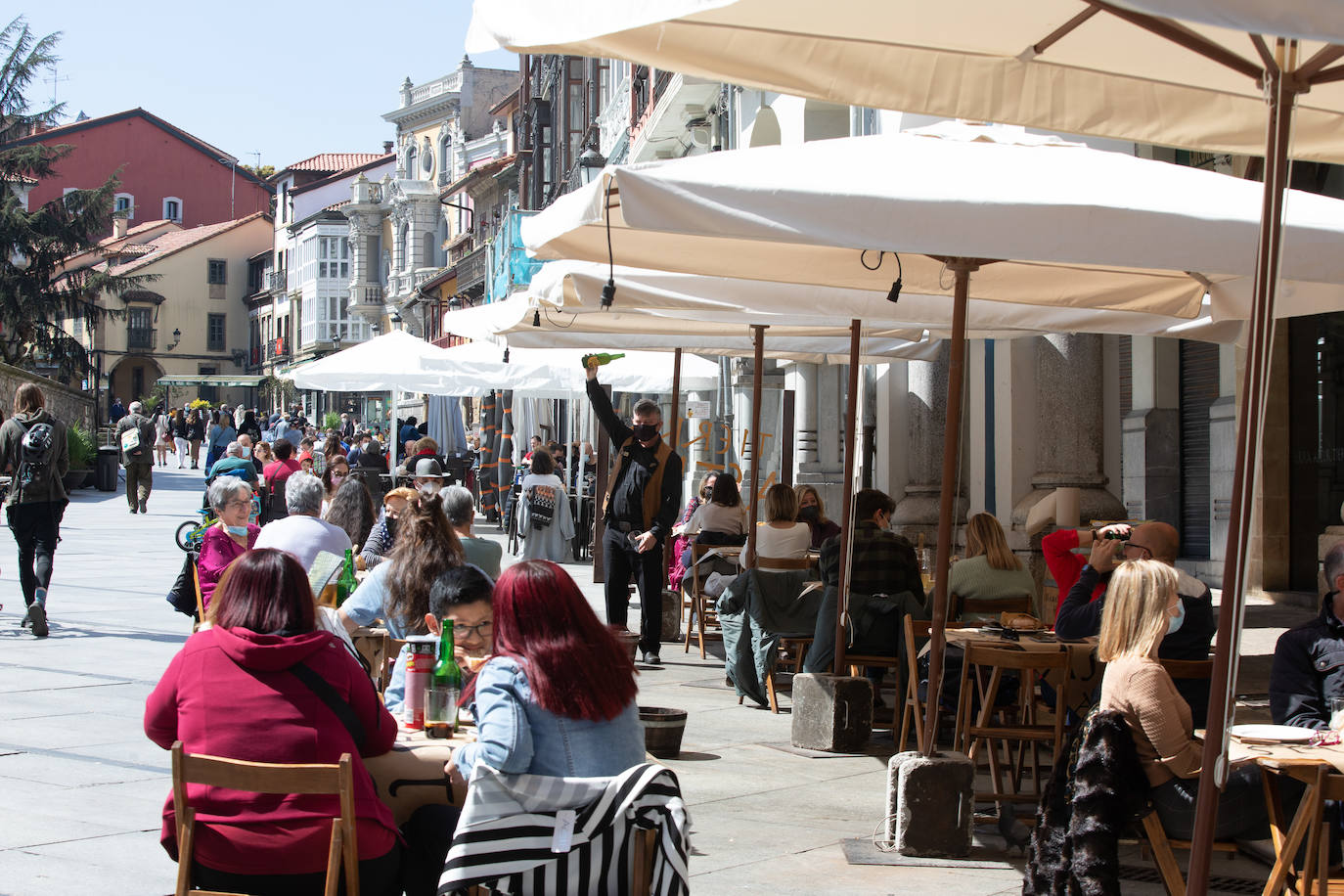 Avilés no pudo celebrar, por segundo año consecutivo, su multitudinaria cita del Lunes de Pascua. Pero el buen tiempo permitió que los avilesinos disfrutaran de la jornada en la terraza de los bares.