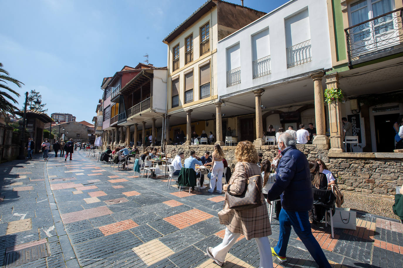 Avilés no pudo celebrar, por segundo año consecutivo, su multitudinaria cita del Lunes de Pascua. Pero el buen tiempo permitió que los avilesinos disfrutaran de la jornada en la terraza de los bares.