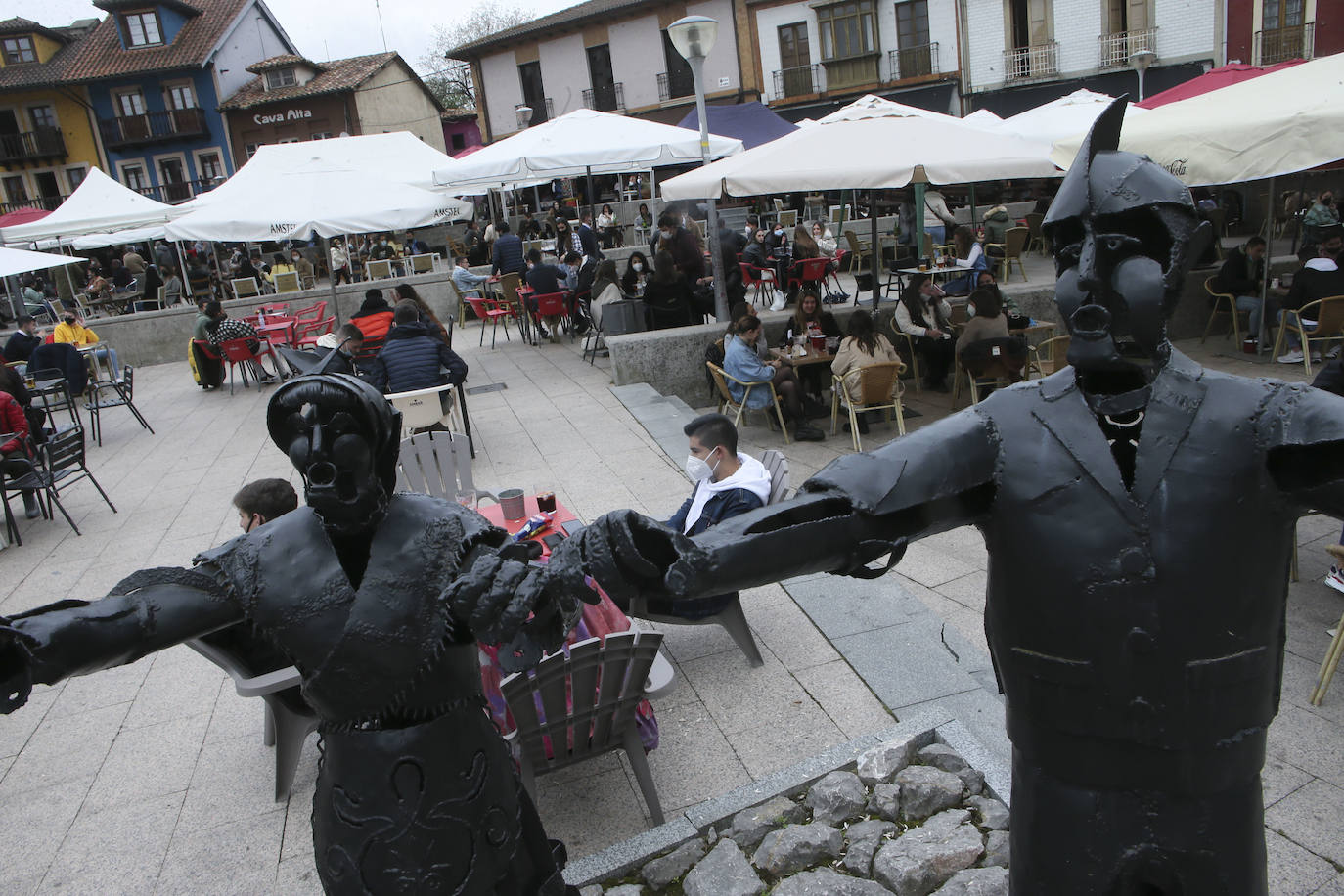 La Pola se preparó para vivir sus Güevos Pintos más locales. El concejo sigue en la situación sanitaria de riesgo extremo, por lo que es la primera vez en la historia en la que los sierenses son los únicos protagonistas. Pero no faltó la celebración de la fiesta, aunque esta vez haya tenido que ser obligatoriamente en la calle.