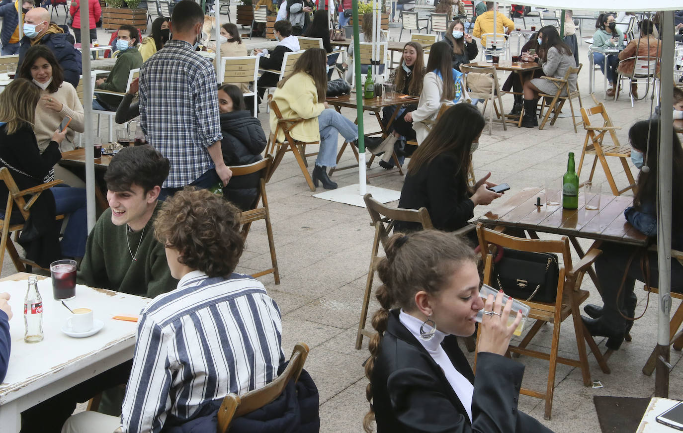 La Pola se preparó para vivir sus Güevos Pintos más locales. El concejo sigue en la situación sanitaria de riesgo extremo, por lo que es la primera vez en la historia en la que los sierenses son los únicos protagonistas. Pero no faltó la celebración de la fiesta, aunque esta vez haya tenido que ser obligatoriamente en la calle.