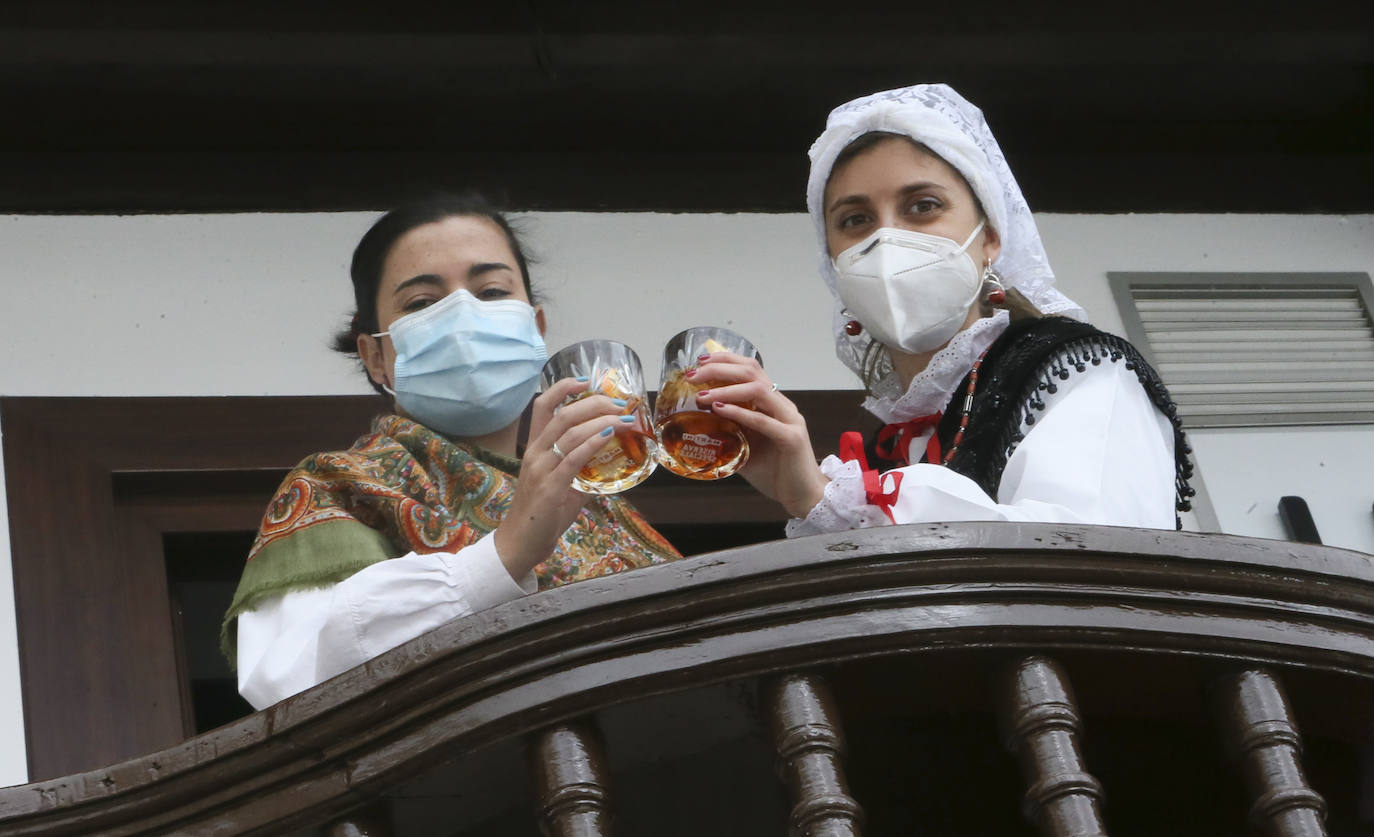 La Pola se preparó para vivir sus Güevos Pintos más locales. El concejo sigue en la situación sanitaria de riesgo extremo, por lo que es la primera vez en la historia en la que los sierenses son los únicos protagonistas. Pero no faltó la celebración de la fiesta, aunque esta vez haya tenido que ser obligatoriamente en la calle.