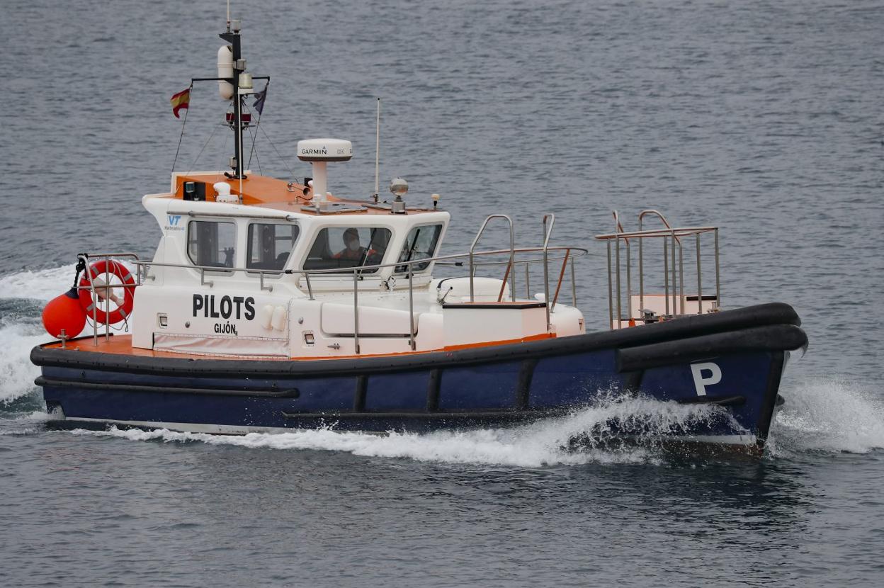 La embarcación de los prácticos, en El Musel. 