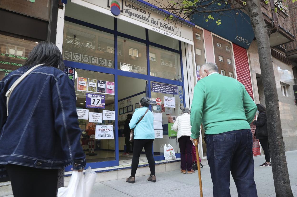 Colas a la puerta de la administación de lotería en Río de Oro 8.