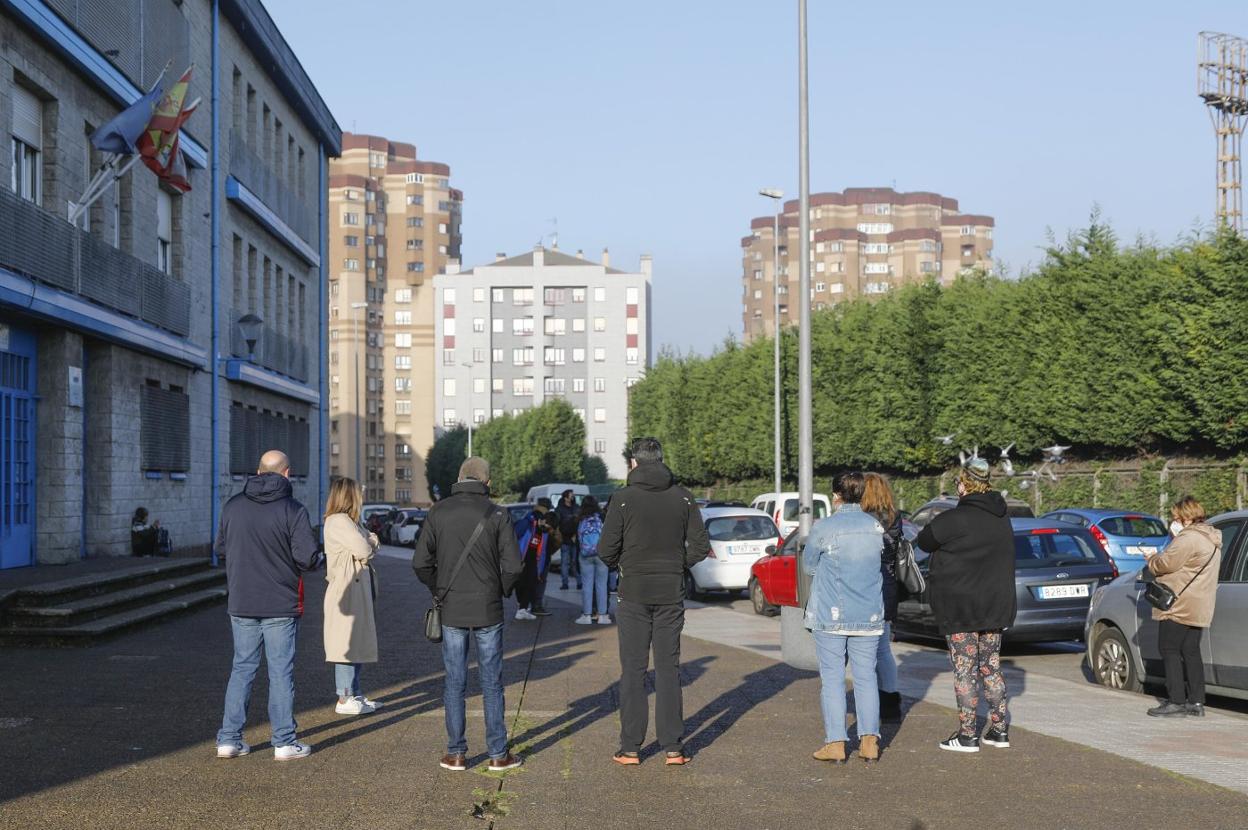 Un grupo de padres y alumnos se concentró media hora ante el centro en señal de protesta. 