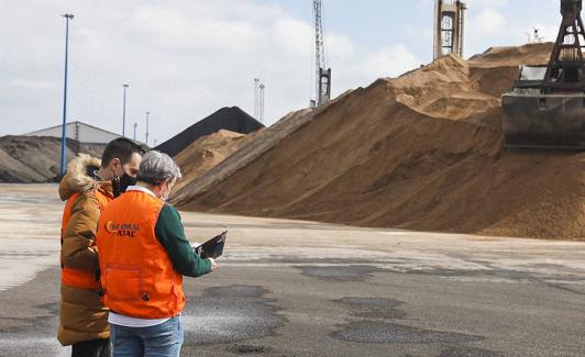 Socios de Global Atac supervisan un embarque de caliza en el puerto. :: E.C.