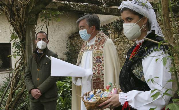 Fermín Riaño Menéndez, párroco de San Pedro Apóstol, en la bendición online