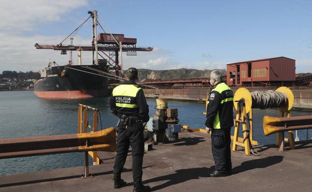 Imagen principal - 13h, la policía portuaria supervisa las operaciones en la EBHI. 14h, en la terminal de contenedores hay un trajín continuo de camiones. 17h, la mercancía sale por ferrocarril