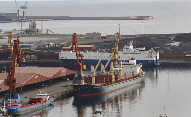 Imagen principal - 19h, las máquinas apilan minerales en los muelles. 20h, termina el día. La actividad se ralentiza, pero no para. 23h, los muelles dormitan, el personal sigue de guardia. Esta noche no hay buques previstos