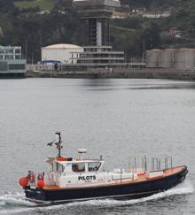 Imagen secundaria 2 - 5h, en el muelle de Rendiello, descargan los barcos de pesca. 7h30, la lancha del práctico vuelve a puerto tras llevarlo a un buque. 8h, los remolcadores asisten la manioabra de atraque de los mayores buques