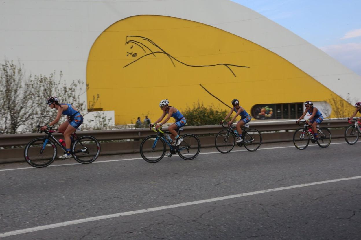 El segmento de ciclismo del último Campeonato de España celebrado en la ciudad en 2019, con el Niemeyer de fondo. 