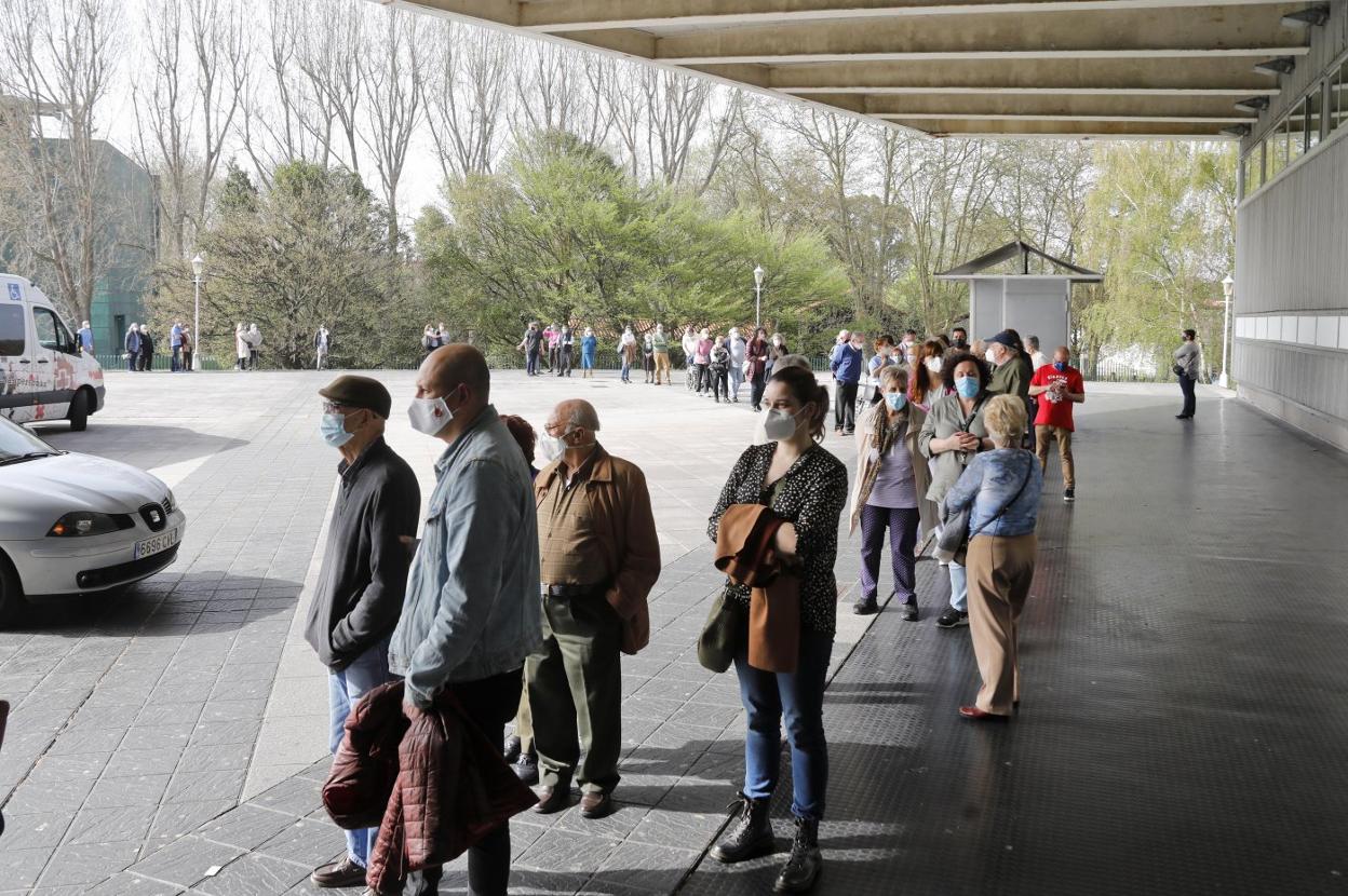 Colas para ser vacunados en el centro habilitado en el Palacio de Deportes de Gijón. 