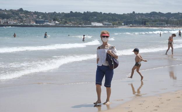 Sanidad no impondrá la mascarilla para tomar el sol, pero sí para pasear por la playa