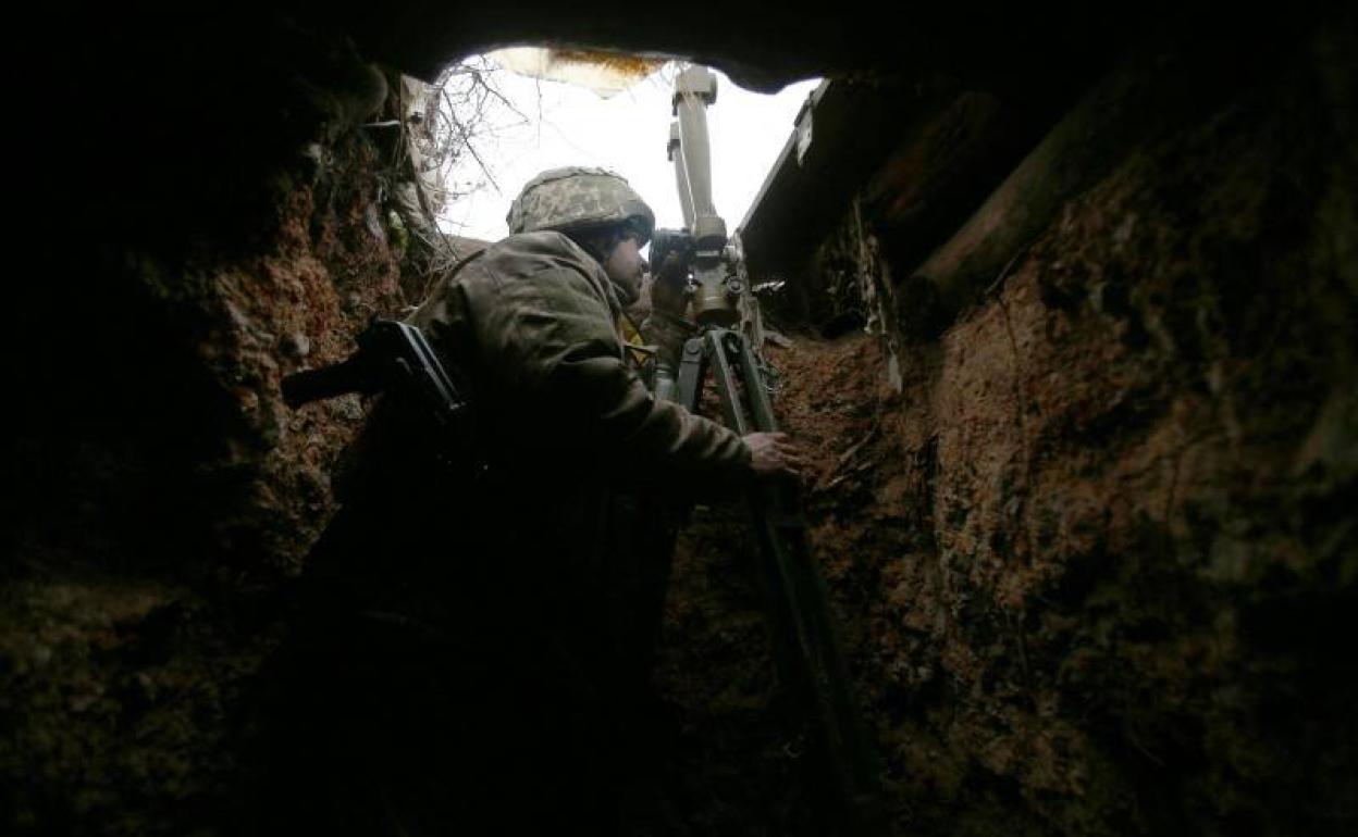 Un soldado ucraniano mantiene una posición cercana a la frontera rusa en Donetsk, a poca distancia de las fuerzas separatistas. 