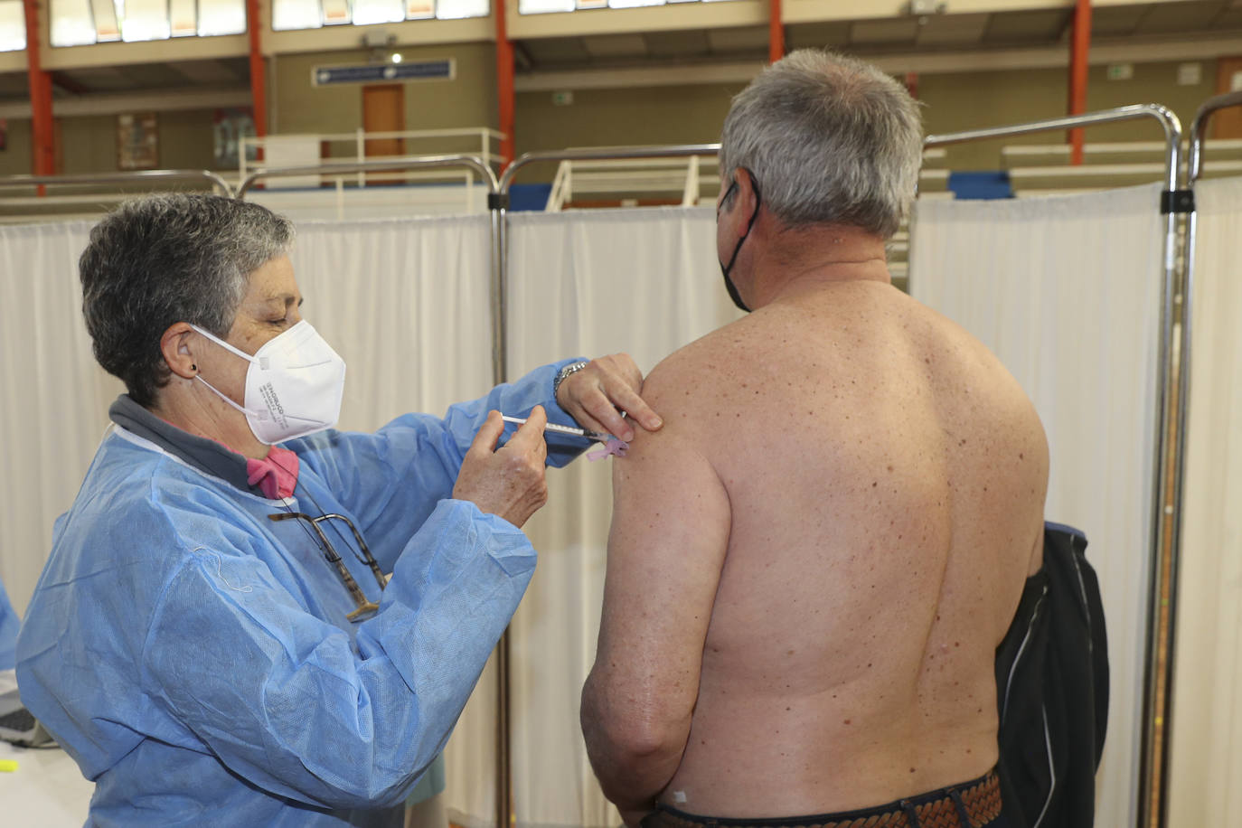 Asturias continúa con la vacunación masiva de mayores, un día después de que Sanidad anunciara la suspensión de las inoculaciones con AstraZeneca a los menores de 60 años.