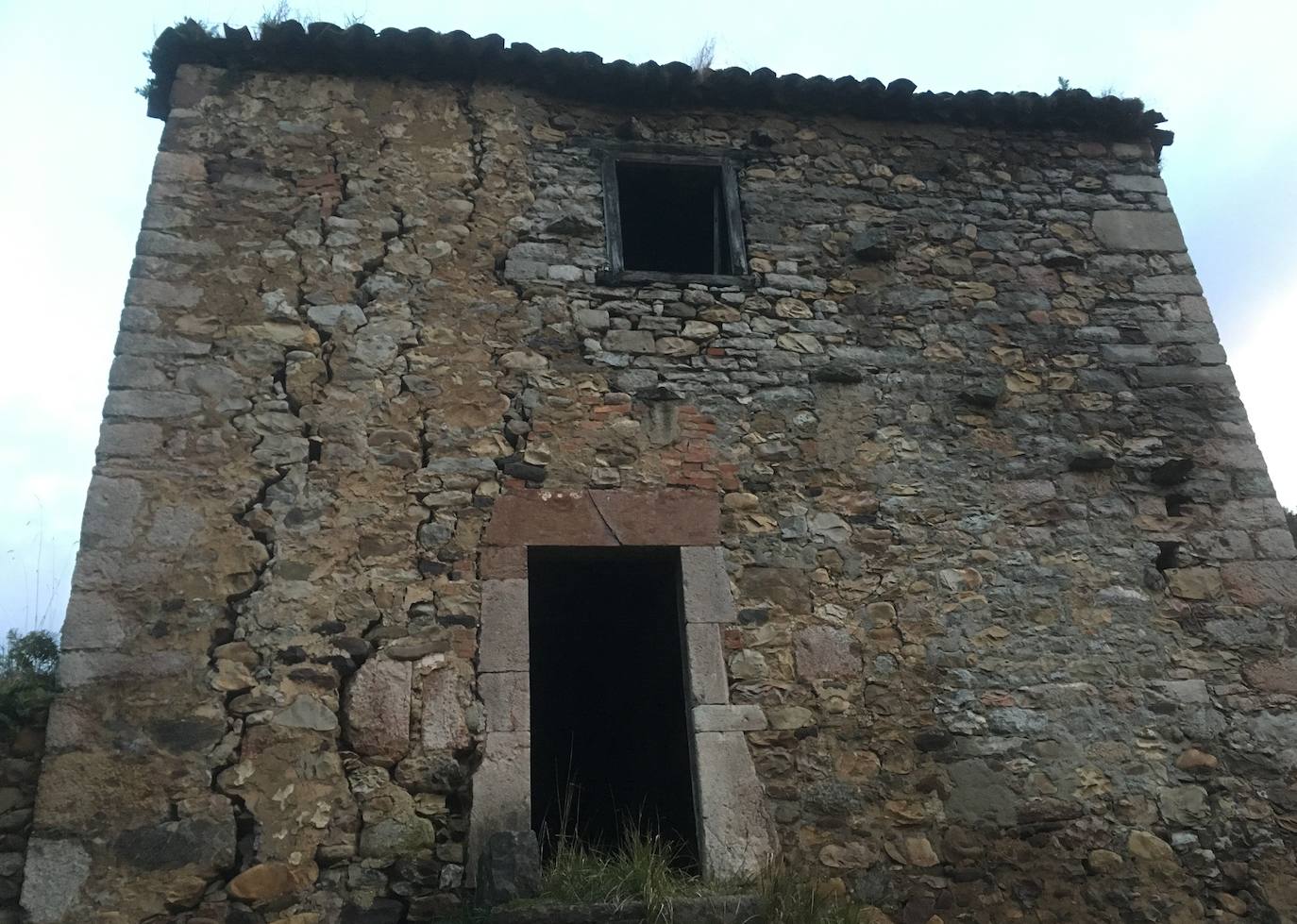 Casa torre de Tuñón, en Santo Adriano. «Muy deteriorado. Grietas de grandes dimensiones y peligro de derrumbe inminente». Siglo XV.