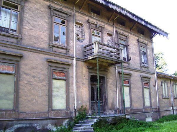 Casa de los Bernaldo de Quirós, en Carrió (Carreño). Construcción del siglo XVII, con reformas del XIX y del XX. «Abandonado y en ruina progresiva».