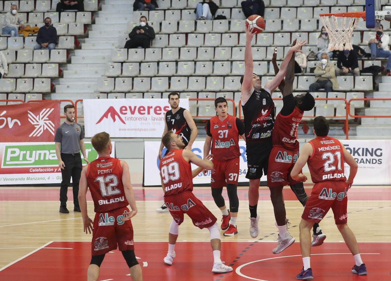 Portález anota en la pintura ante la oposición del pívot rival. 