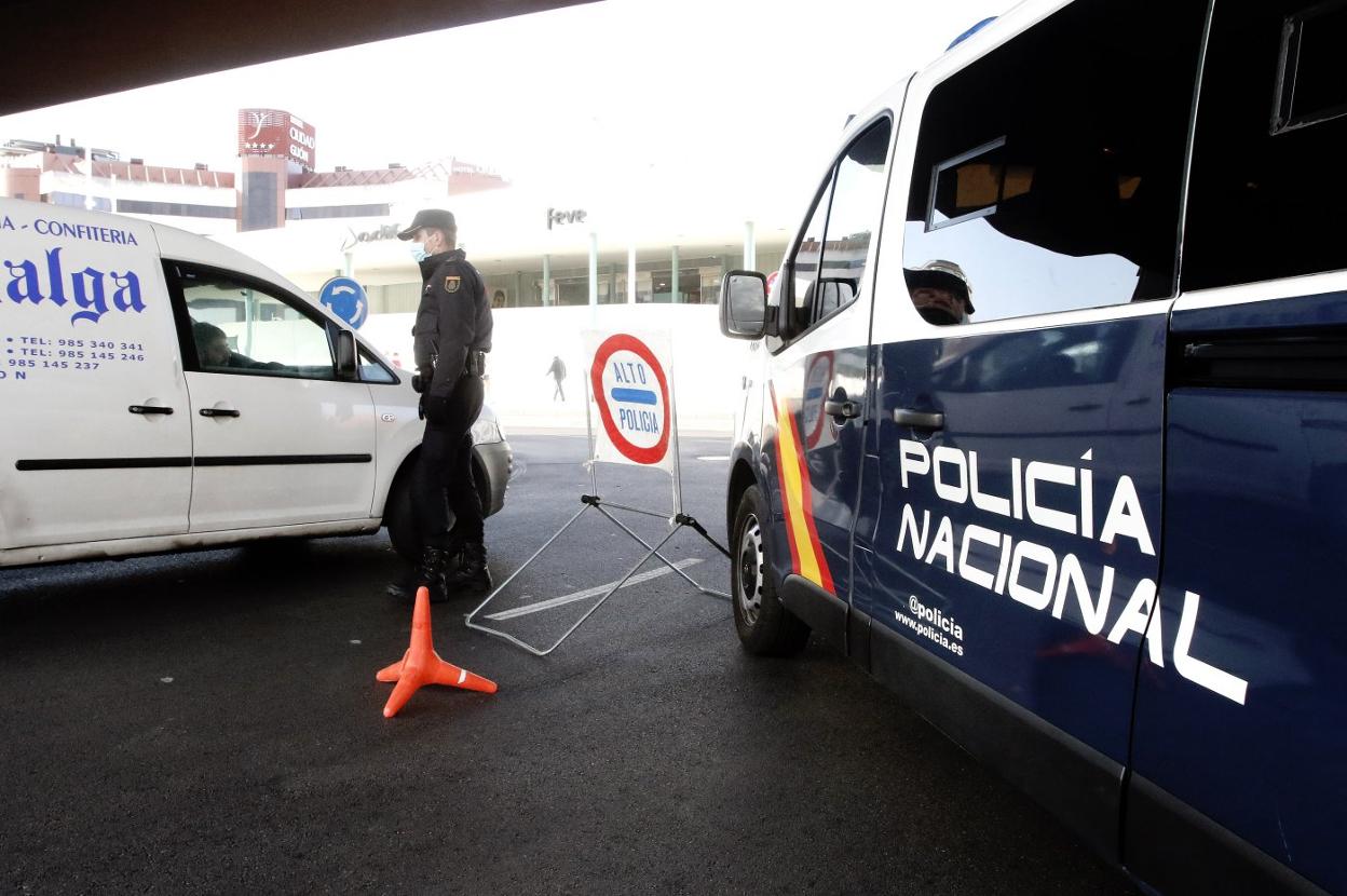 Control policial, ayer, junto a la estación de tren de Sanz Crespo, en Gijón. 