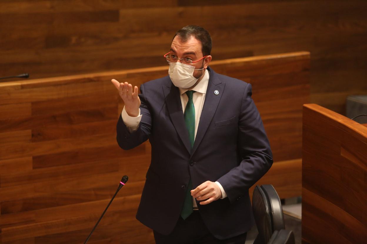 Adrián Barbón, ayer, en el Pleno de la Junta General. 