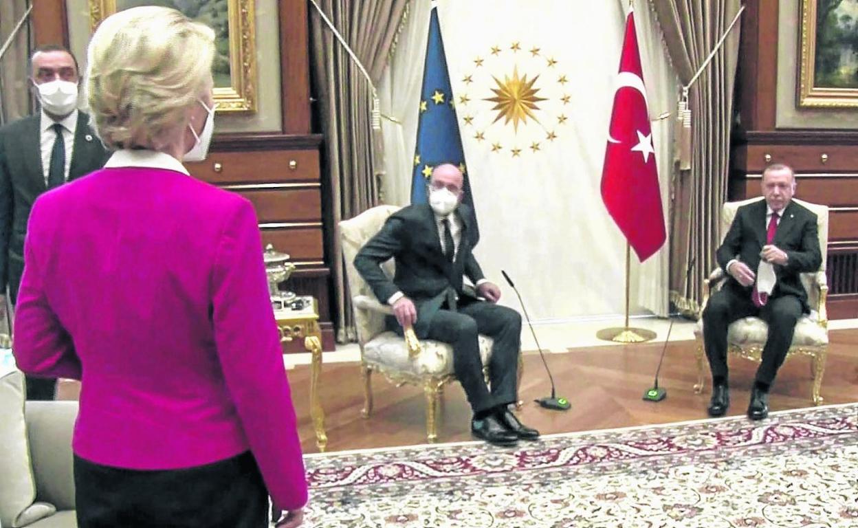 Momento en el que Ursula von der Leyen encuentra ya sentados al jefe del Consejo Europeo, Charles Michel, y al presidente turco, Erdogan. 