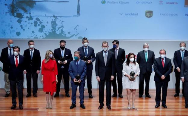 Felipe VI (c.), durante la entrega de la VII edición de los premios que concede la Cepyme.