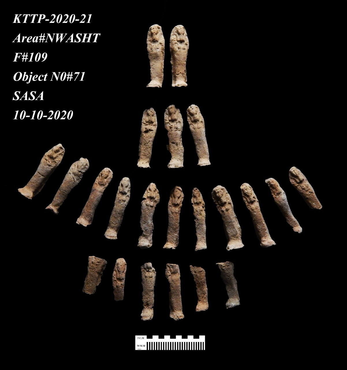 La arena de Egipto escondía un secreto milenario. Durante las labores de excavación para dar con el templo mortuorio de Tutankamon, ha emergido la monumental Luxor, una gran ciudad de unos 3.000 años de antigüedad que se encuentra en un buen estado de conservación. Hasta ahora, los expertos han encontrado una panadería, una gran cocina con hornos y piezas de cerámica para el almacenamiento de alimentos en la que debió trabajar un gran número de personas, así como un barrio administrativo y residencial.