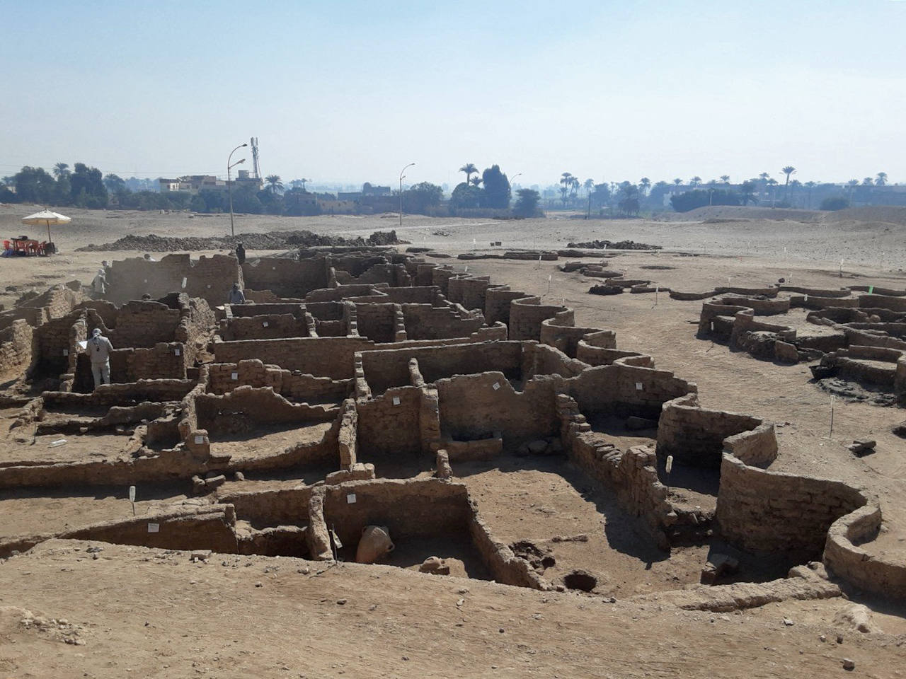 La arena de Egipto escondía un secreto milenario. Durante las labores de excavación para dar con el templo mortuorio de Tutankamon, ha emergido la monumental Luxor, una gran ciudad de unos 3.000 años de antigüedad que se encuentra en un buen estado de conservación. Hasta ahora, los expertos han encontrado una panadería, una gran cocina con hornos y piezas de cerámica para el almacenamiento de alimentos en la que debió trabajar un gran número de personas, así como un barrio administrativo y residencial.