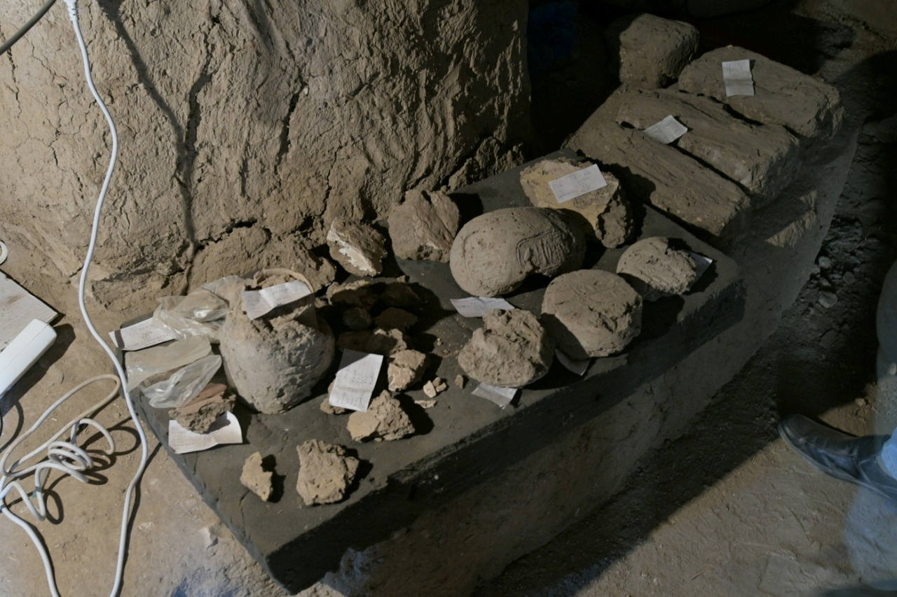 La arena de Egipto escondía un secreto milenario. Durante las labores de excavación para dar con el templo mortuorio de Tutankamon, ha emergido la monumental Luxor, una gran ciudad de unos 3.000 años de antigüedad que se encuentra en un buen estado de conservación. Hasta ahora, los expertos han encontrado una panadería, una gran cocina con hornos y piezas de cerámica para el almacenamiento de alimentos en la que debió trabajar un gran número de personas, así como un barrio administrativo y residencial.