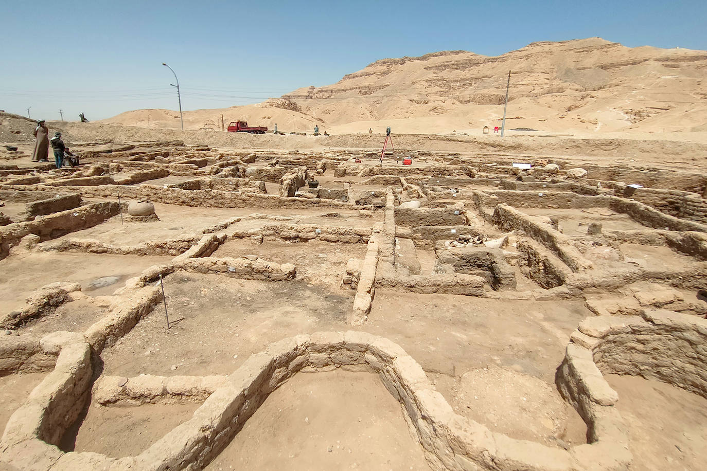 La arena de Egipto escondía un secreto milenario. Durante las labores de excavación para dar con el templo mortuorio de Tutankamon, ha emergido la monumental Luxor, una gran ciudad de unos 3.000 años de antigüedad que se encuentra en un buen estado de conservación. Hasta ahora, los expertos han encontrado una panadería, una gran cocina con hornos y piezas de cerámica para el almacenamiento de alimentos en la que debió trabajar un gran número de personas, así como un barrio administrativo y residencial.