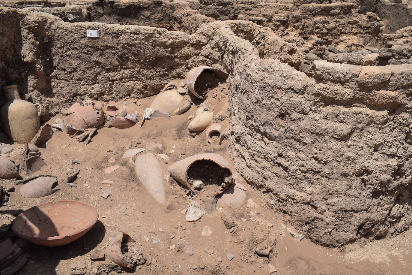 La arena de Egipto escondía un secreto milenario. Durante las labores de excavación para dar con el templo mortuorio de Tutankamon, ha emergido la monumental Luxor, una gran ciudad de unos 3.000 años de antigüedad que se encuentra en un buen estado de conservación. Hasta ahora, los expertos han encontrado una panadería, una gran cocina con hornos y piezas de cerámica para el almacenamiento de alimentos en la que debió trabajar un gran número de personas, así como un barrio administrativo y residencial.