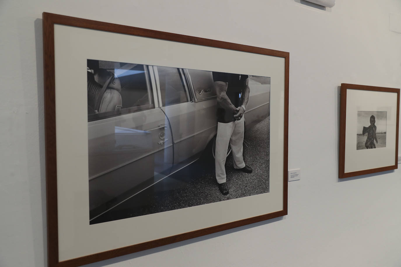 El Museo Barjola inauguró este viernes la exposición 'El Gran Libro del Mundo. Una década de fotografía en Asturias', en la que se expone el trabajo de once fotógrafos de la región que han ido destacando en los últimos diez años. Marta Areces, Pablo Basagoiti, Nicolás Cancio, Javier Bejarano, Kela Coto, Christian Domínguez, Rafael Fernández, Héctor Jácome, Isabel Marqués, Rebeca Martínez y Laura Rodríguez son los fotógrafos que exponen.