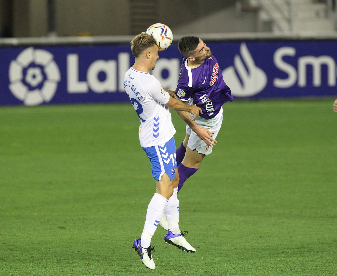 Por primera vez en esta temporada, los rojiblancos encadenan su segunda victoria consecutiva y lo hacen en un momento crítico: justo antes del derbi asturiano. 