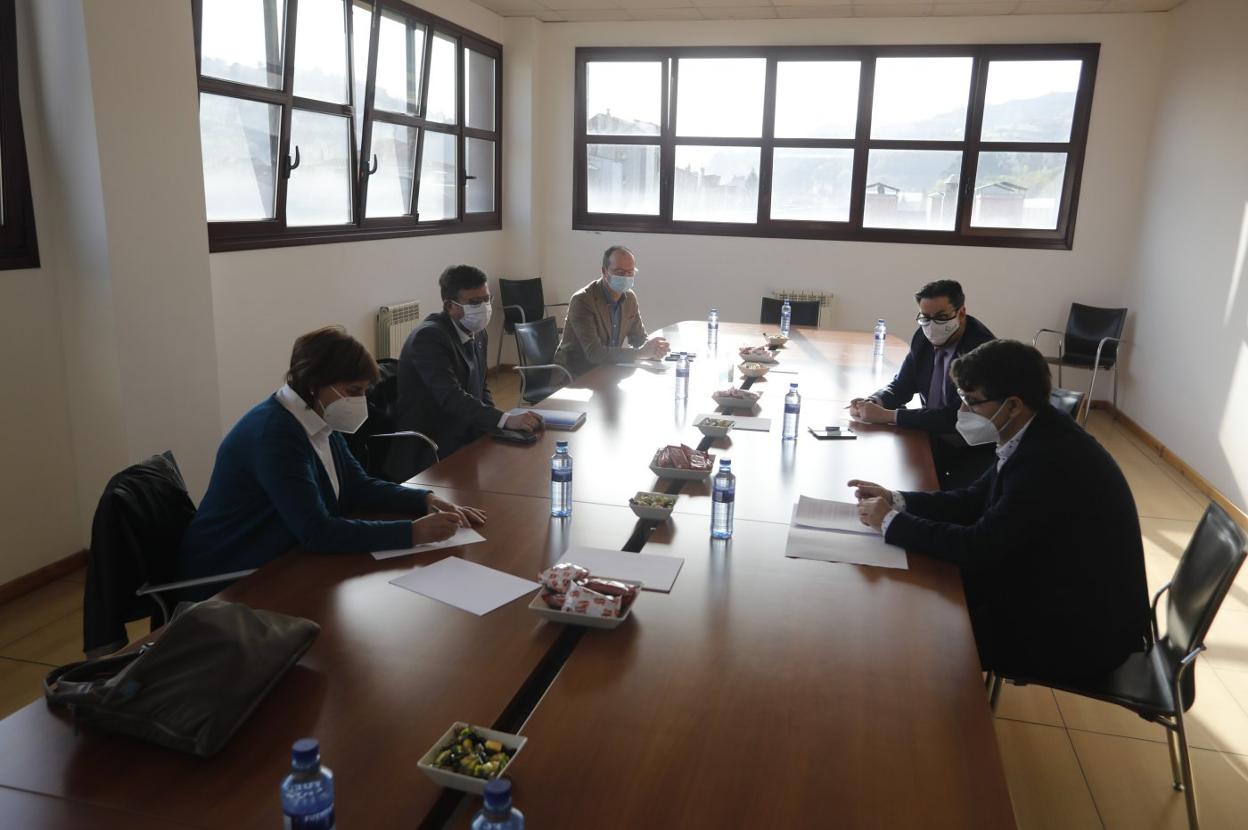 Un momento de la reunión en el centro formativo, en Sama. 