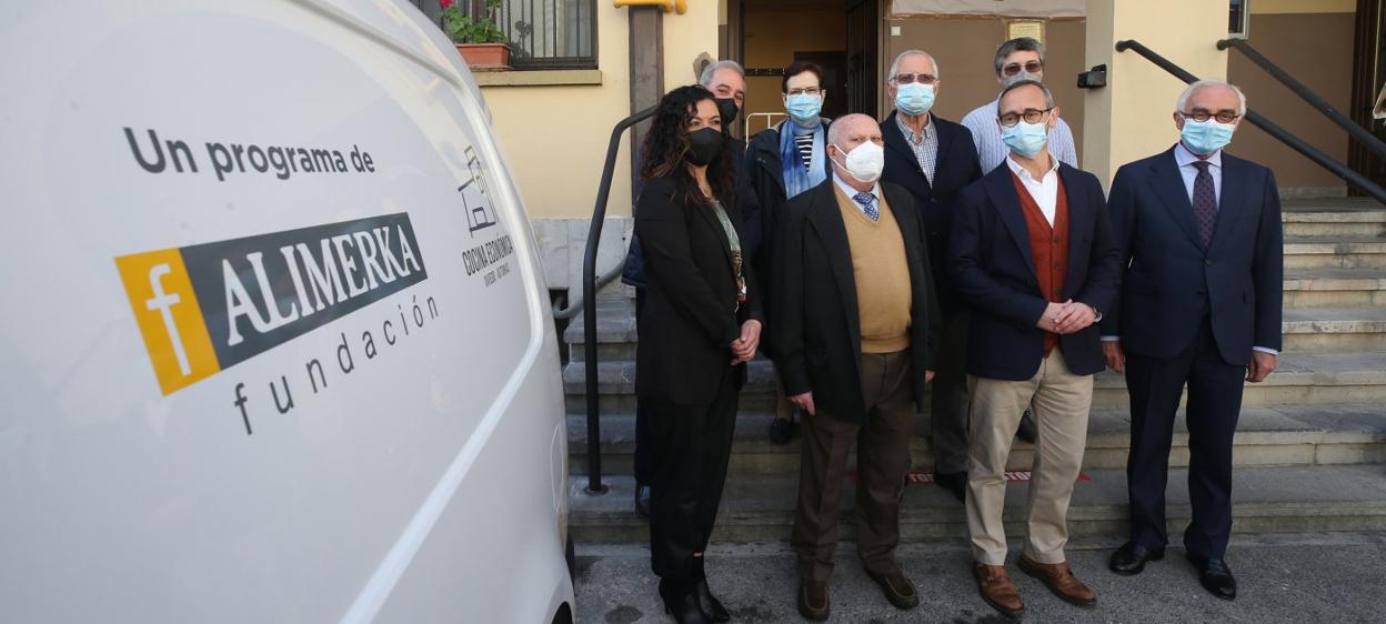 En la fila de abajo, de izquierda a derecha, Natalia Pérez, Luis Torres, Antonio Prieto Blanco y José García.Inés; en la de arriba y en el mismo orden, Carlos Muñiz, sor Marisela Cueto, José Luis López y sor Fernanda García, posan a la entrada de la Cocina Económica de Oviedo. 