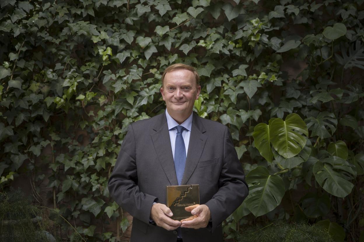 Giner, con el Premio Fernando Lara de Novela, por 'La bruma verde'. 
