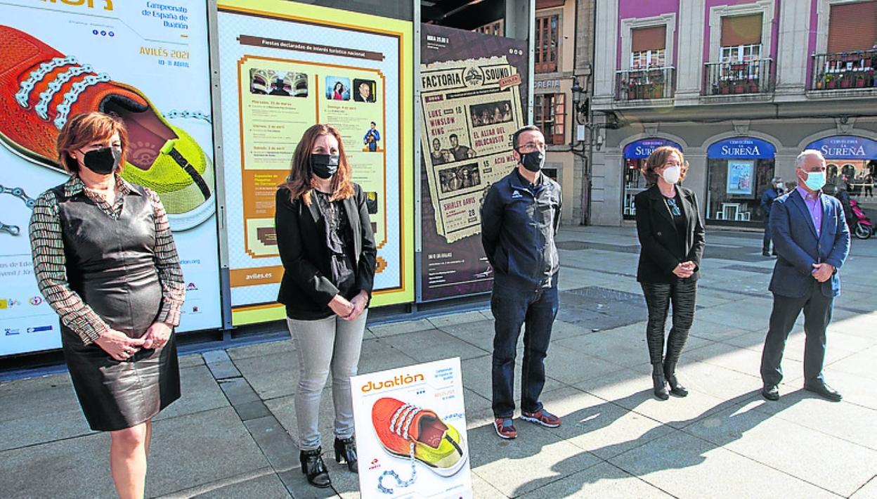 Autoridades y patrocinadores, ayer junto al cartel de la prueba. 