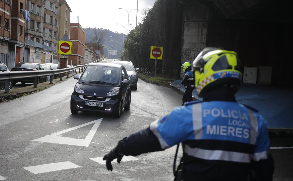 Un control de tráfico en Mieres