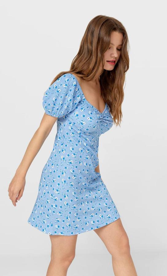 Vestido corto con escote en pico y manga corta de Stradivarius, 15,99 euros.