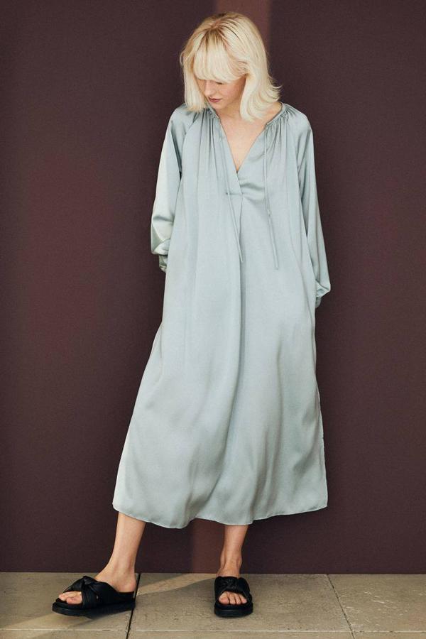 Vestido con manga larga y en verde menta de H&M, 24,99 euros.