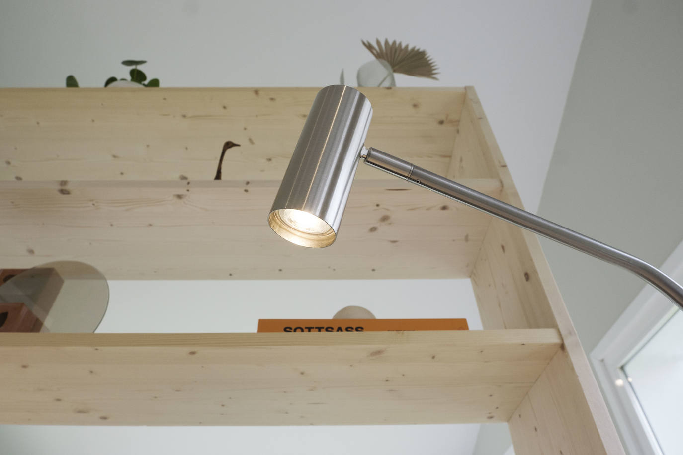 De un espacio abierto y muy utilizado en verano, a práctico estudio acristalado y que cuenta con un taller de cerámica en la planta baja. Esta semana nos abre las puertas de su casa Cova del Campo.