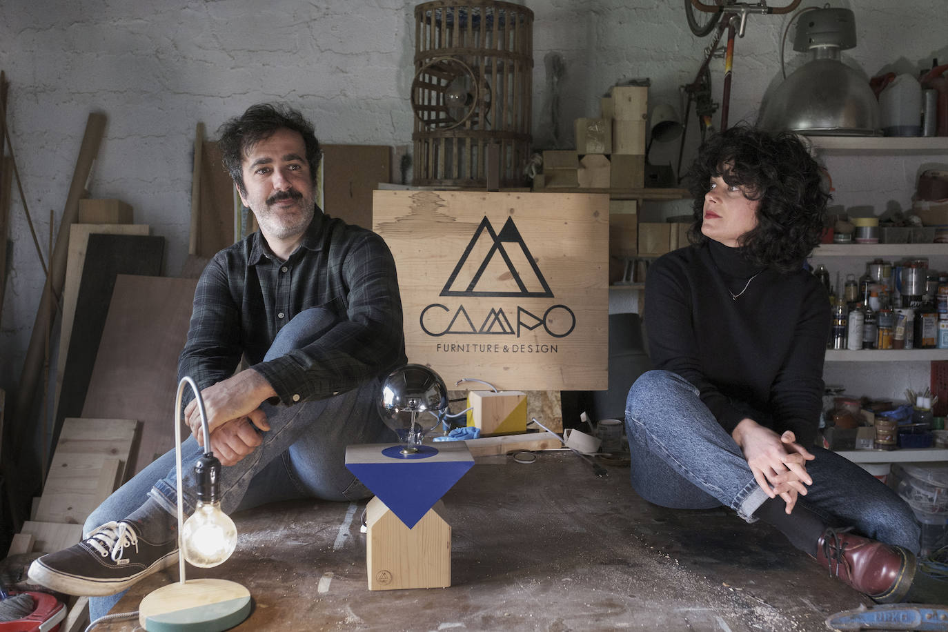 De un espacio abierto y muy utilizado en verano, a práctico estudio acristalado y que cuenta con un taller de cerámica en la planta baja. Esta semana nos abre las puertas de su casa Cova del Campo.