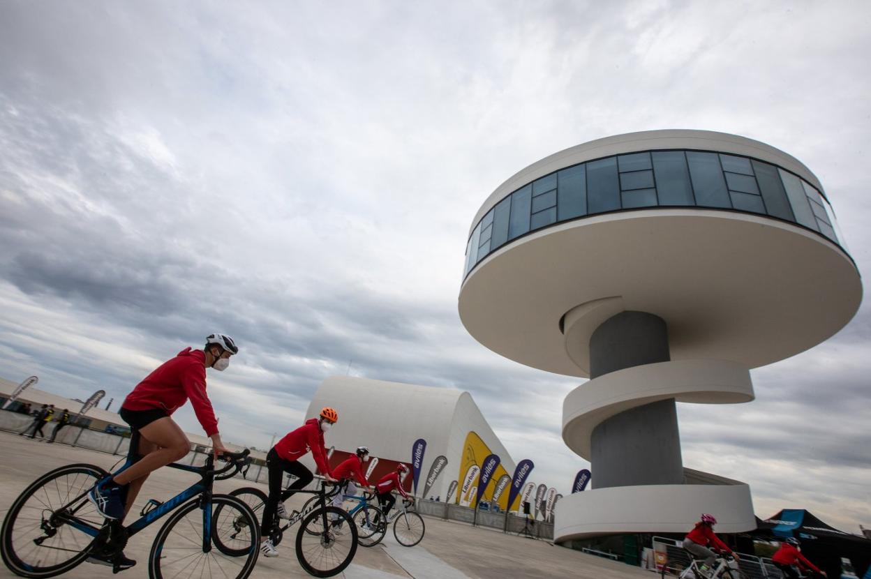 Entrenamiento del segmento de ciclismo, en la rampa bajo la torre del Centro Niemeyer. 