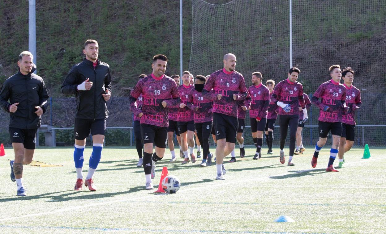 Los futbolistas del Avilés en la carrera continua. 