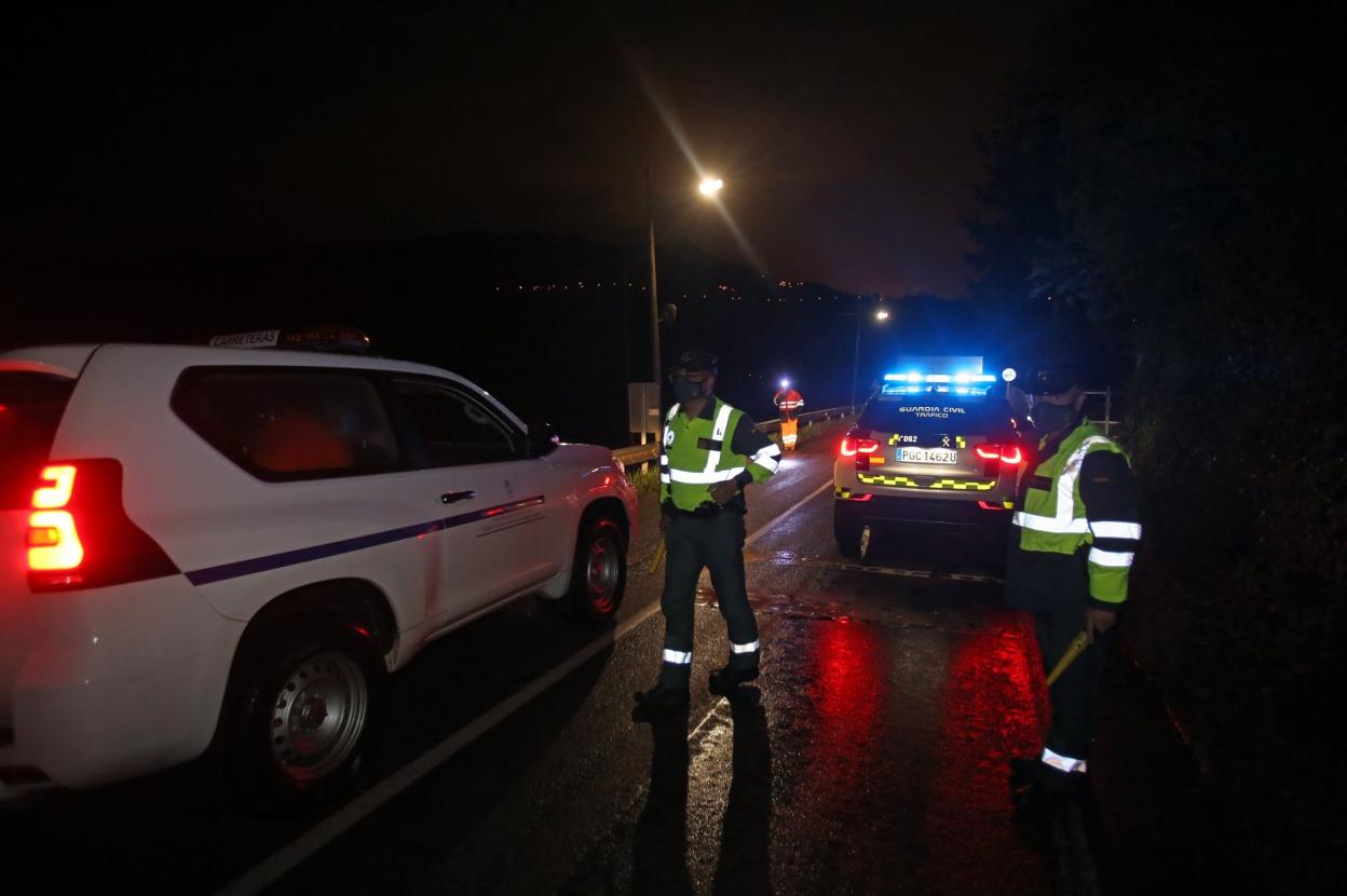 Agentes de la Guardia Civil en el lugar de los hechos. 