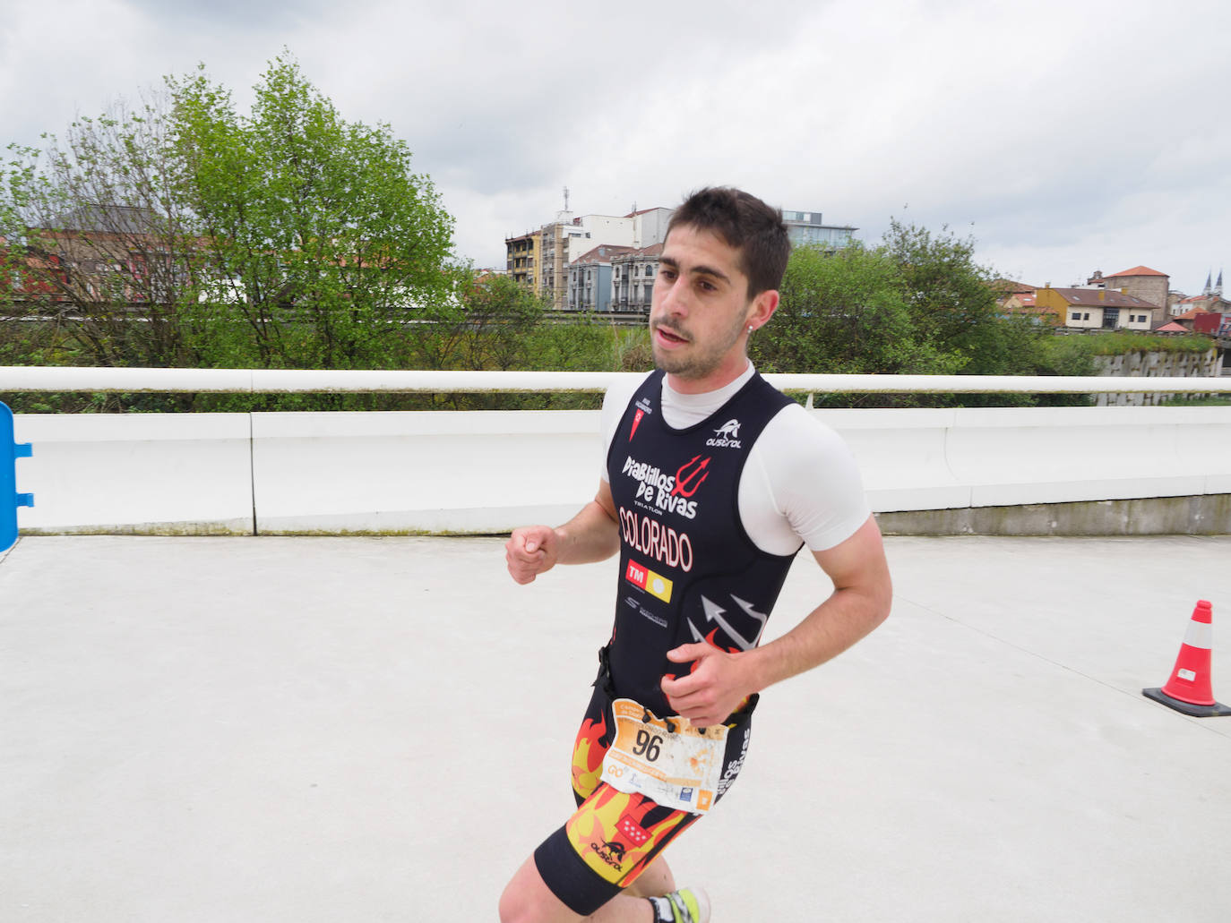 El onubense Emilio Martín consiguio un nuevo triunfo en el Nacional de Duatlón celebrado en Avilés. Sara Guerero obtuvo el título femenino.