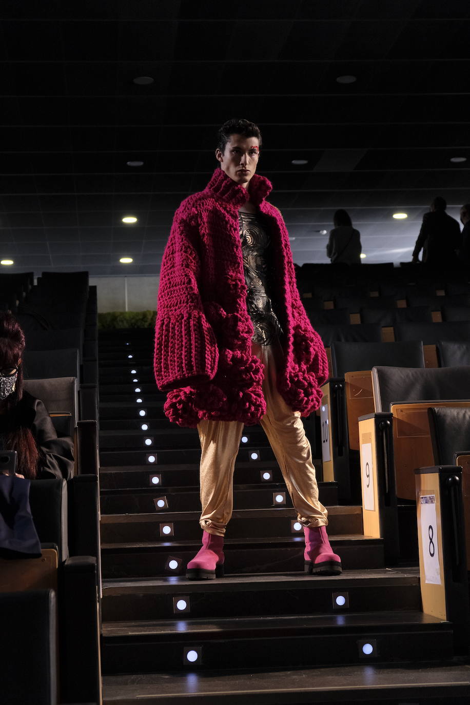 La diseñadora asturiana María Lafuente desfiló este domingo en la Mercedes-Benz Fashion Week Madrid. Con esta vez son treinta las veces y quince los años en los que ha tomado parte en la cita de moda más importante del calendario nacional. Lafuente presentó en el escenario 'Off' su colección 'Cocoon' ('renacimiento'), un homenaje a la libertad, la reinvención y el poder de transformación interior de cada individuo.