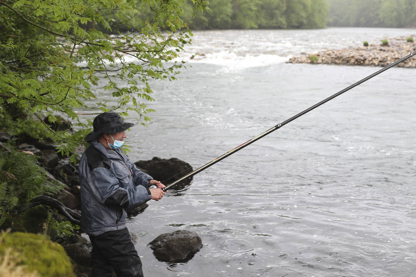 Decepción en el Eo con un salmón pescado en Louredal que no fue validado al comprobarse que era un zancado