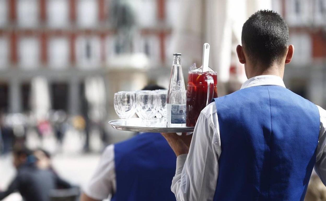 Un camarero trabajando en una terraza de Madrid. 