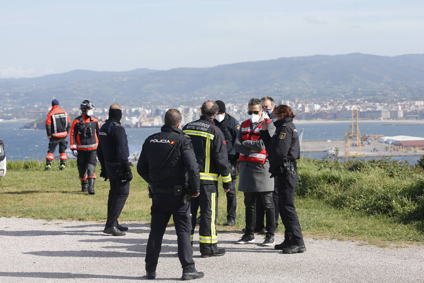 Las fuerzas de seguridad buscan en el litoral gijonés a un vecino de Trubia de 40 años que falta de su domicilio desde la tarde de este domingo. 