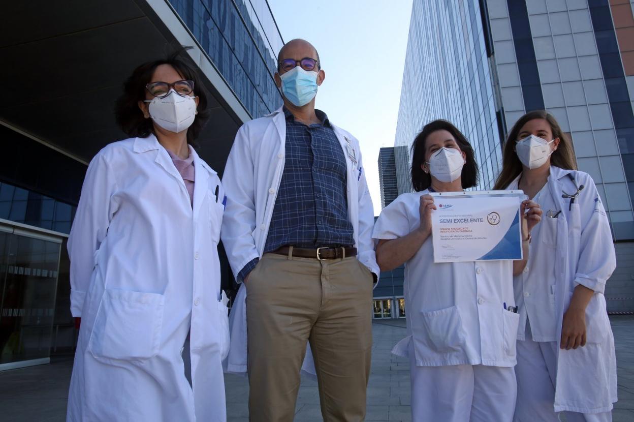El equipo de la Unidad de Insuficiencia Cardiaca del HUCA: Elisa Rodríguez, Álvaro González, Eva García y Elena Aguirre, en el HUCA. 